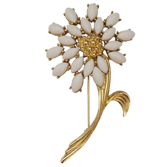 Trifari TM Gold Tone White Plastic Rhinestone Stemmed Flower Brooch, Signed E611 - Picture 9 of 9
